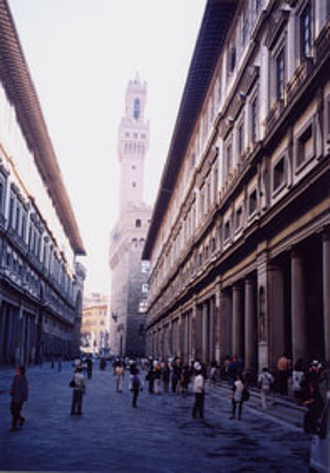 フィレンツェ<br />ウフィツィ美術館に並びながらヴェッキオ宮の鐘楼を見る