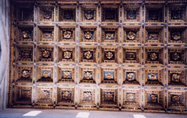 ピサ<br />ドゥオーモ内の天井の装飾 <br />メディチ家の紋章がかたどられている