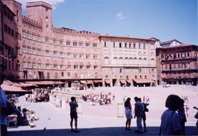 シエナ<br />扇形をした美しいカンポ広場