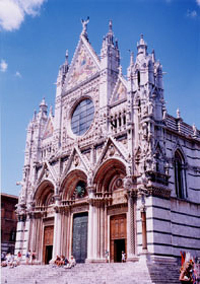 シエナ<br />ファサードが美しいドゥオーモ 