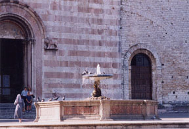 アッシジ<br />サンタ・キアーラ教会の前の噴水