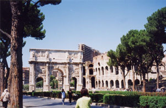 ローマのシンボル、古代円形競技場コロッセオ