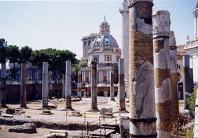 ローマ<br />フォロ・ロマーノ、大理石の塊が無造作に転がっている