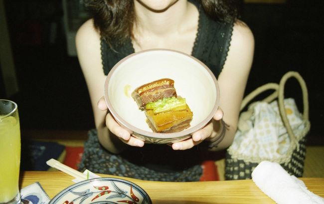 晩御飯は国際通りの「あかばなー」に<br />食べに行きました。<br />写真はラフテー（豚の角煮）<br />チャンプルーもソーキそばも最高です！<br />ジーマーミー豆腐には感動すら覚えました。