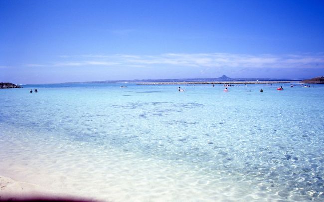 2日目は渡久地港から船で20分くらい、<br />水納島（別名クロワッサン島）へ行きました。<br />船を下りるとすぐビーチです。<br />なんという美しさ！<br />ここは夢の国ですか？！<br />泳ぐぞ〜〜♪<br />