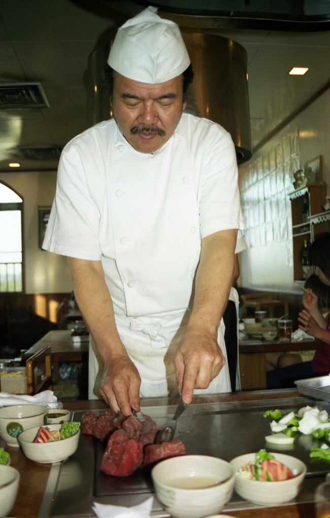 晩御飯は名護の「朝日レストラン」で<br />ステーキです。<br />目の前で焼いて切り分けてくれます。<br />暑さで体力消耗したので、<br />スタミナばっちり補給できました。<br />美味しい〜♪