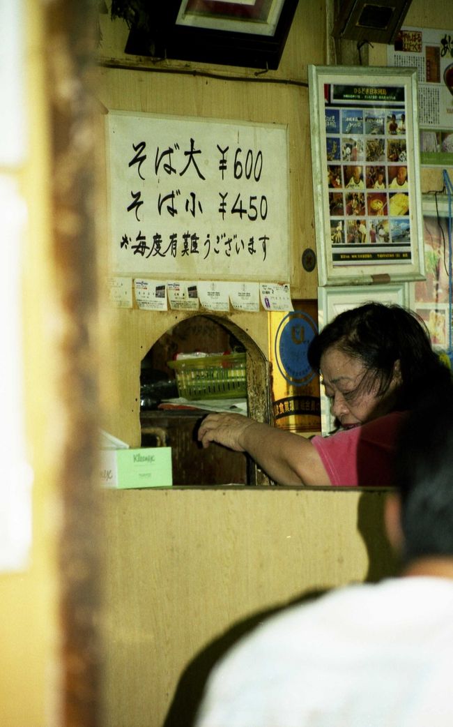 ランチは「きしもと食堂」でソバ。<br />有名なお店のようで15分ほど並びました。<br />メニューはそば大・そば小しか書いてない…。<br />味は…うううううまい〜！