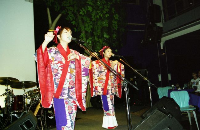 最後の夜は北谷へ行きました。<br />りんけんバンドが経営しているお店<br />「カラハーイ」へ。<br />ティンクティンクという2人組のライブを<br />見ながらお食事。<br />可愛くて歌も上手で思わずＣＤ買いましたよ！<br /><br />更に私は沖縄にのめりこんで行きます…<br />「決めた！私も三線習う！！」即購入。<br /><br />