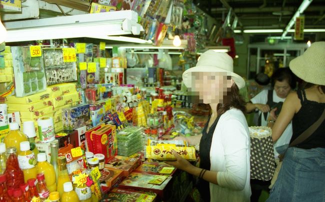 最後の日、<br />牧志市場でお買い物です。<br />お土産というよりも<br />自分の為に食材大量買いでした。<br />タコライスの素・くるま麩・さんぴん茶・<br />スパムソーセージ　持ちきれない〜（慌）