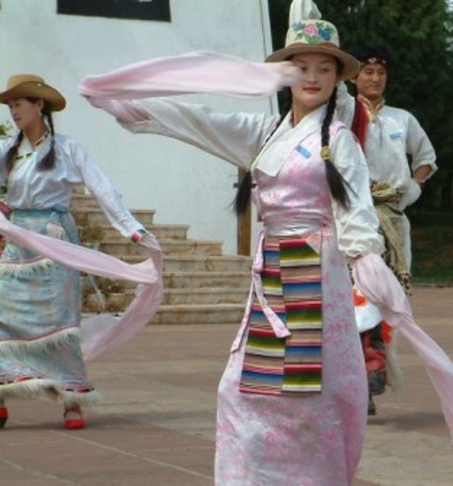 昆明の雲南民族村、昆明市内から４４番のバスに乗り小一時間。中国人観光客だらけでした。<br />写真はチベット村のパフォーマンス。各民族のパフォーマンスの時間をチェックし、効率よく周ろうと思っていましたが、かなり無意味に動いていました。<br />敷地は広いです！