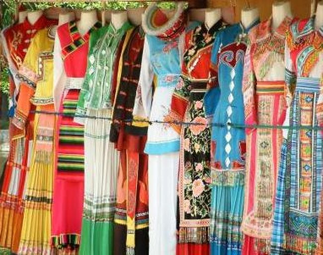 レンタル衣装がいたるところにあります（１０-２０元）