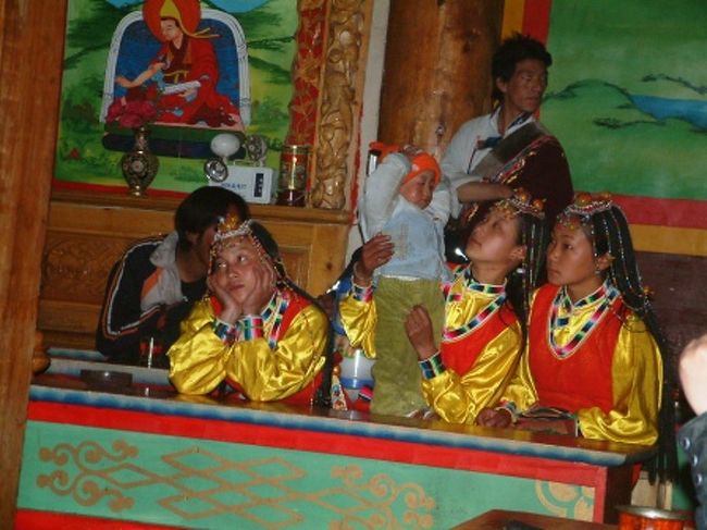 シャングリラにて<br />チベットダンスの合間で暇そうに待つ子達<br />一緒に踊ったり、最後にゲームがあったり、言葉がわからなくても楽しかった