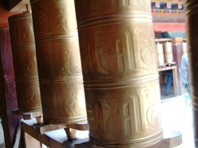 チベット寺にてマニ車