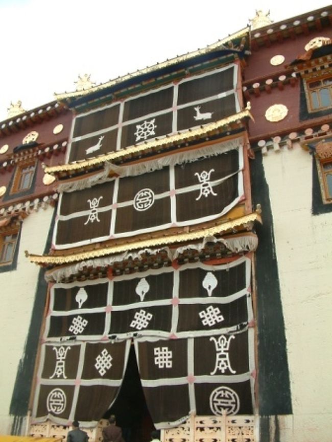 チベット寺、空気が薄いので階段を登ると息が切れます