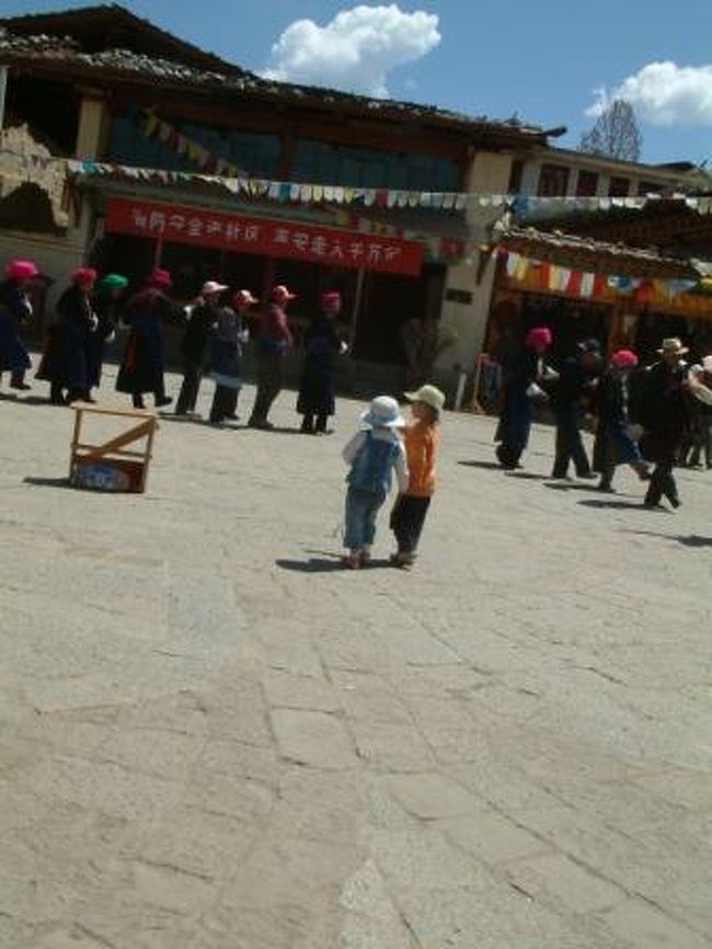 帰る直前にシャングリラにも観光ゾーンがあることに気がつきました。外人向けカフェとかゲストハウスがあります。バス停からはちょっと遠い<br />シャングリラの町自体はそれほど広くなく、普段なら難なく歩ける距離ですが、やはり空気が薄いのか端から端まで歩くと少々しんどい