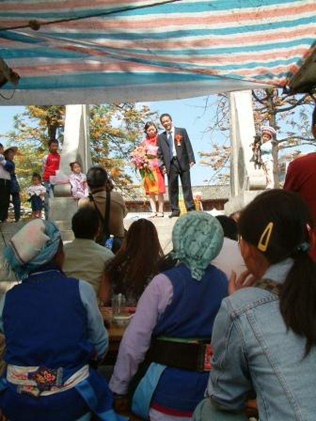 大理からバスで２０分ほど行った貴洲の村で結婚式を見かけました、近所のおばちゃんたちもヤレヤレと集まってスピーチを聞いていました