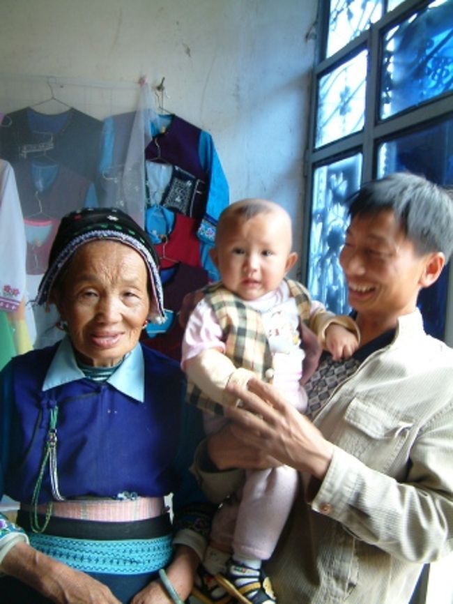 仲良くなった家族に夕飯をご馳走になり、１泊泊めてもらいました。坊やが暴れん坊でかわいい！<br />８歳の娘もいて、ドラえもんの絵などで意思の疎通を図ろうと試みましたが・・・・・