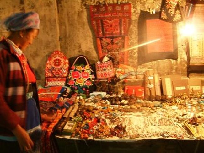 大理のお土産屋さん<br />おばちゃんは私が手に取った巻きスカートを腰に巻いてくるっと周り「ほら、こんなに素敵でしょ」と見せてくれた