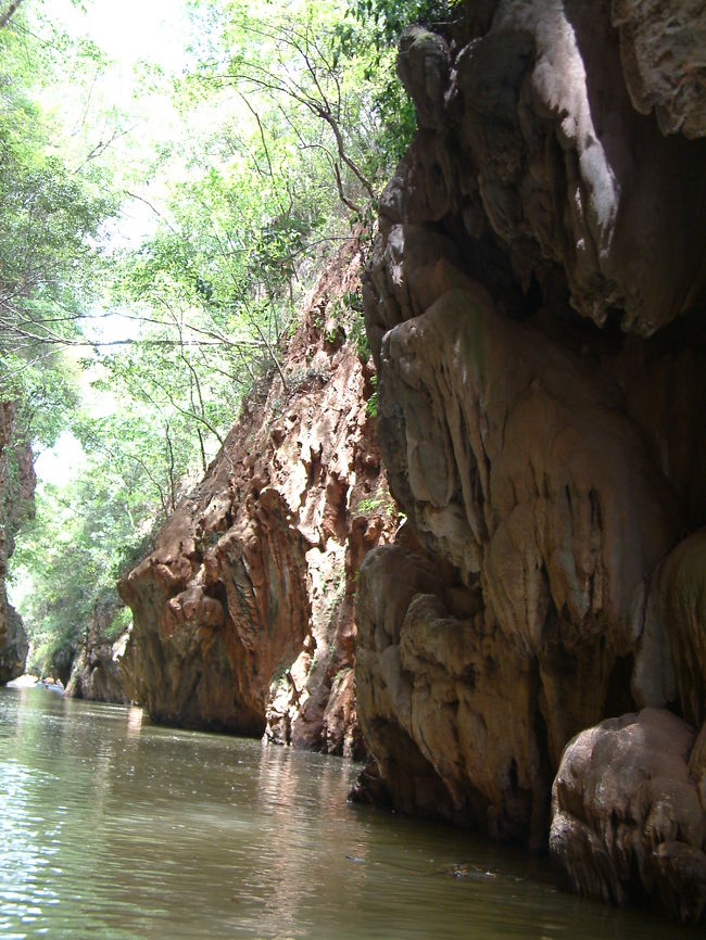 昆明。中国人ツアーに混じって鍾乳洞