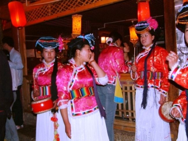 夜になると古城内のレストランでは客寄せ合戦で小さな川を挟んで対岸同士で歌を歌って張り合っています。とてもにぎやか