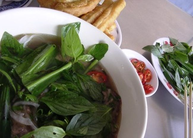 ベトナムといったらはずせないのは食べ物の事<br />今まで色々な国に行き、食べ歩いたけど、やっぱりベトナム料理が一番おいしい！<br />代表的料理フォー香草モリモリ入れるとまたおいしい♪