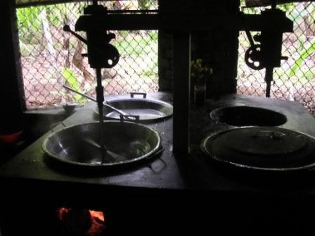 ココナッツキャンディー工場<br />そういえば８年前にも同じところに来ました。（SINツアーにて）