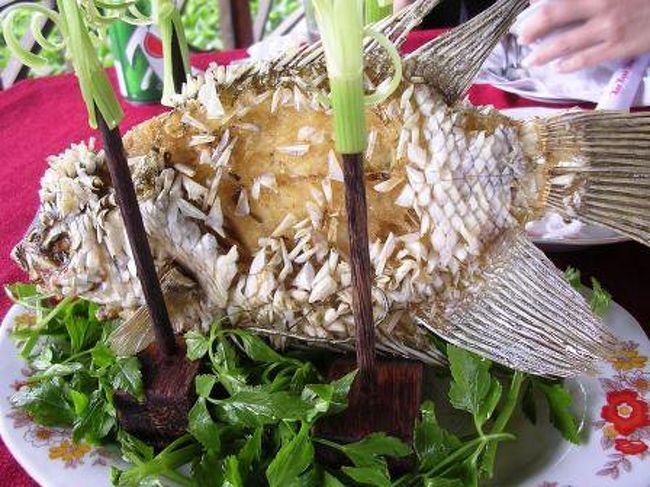 昼食ではお決まりの雷魚<br />カラッと揚がっていて、うろことかヒレが極うま