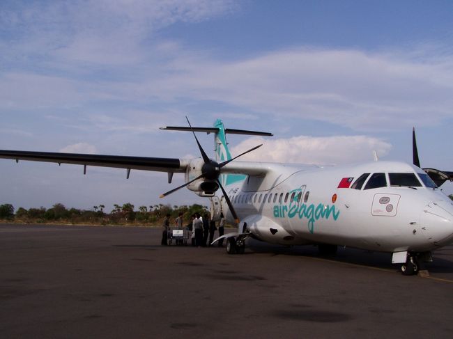 　空港に着きタクシーのドアを開けるとハイエナポーターどもが群がってきた。「誰が持ってくれ言うたボケ」と蹴散らし建物の中へ。僕はここのポーターに荷物を持ってもらったことなどないが、話によるとかなり悪質らしい。ちょっと荷物を持っただけで1000ksのチップを要求するとのだという。1000ksなんて、普通の労働者の半日から1日分じゃないか。いい根性してるよ。まあ、悪いのは何も考えずに1000ksを渡してしまう欧米人の旅行者なのだが。<br />　新興航空会社エアバガンのカウンターでチェックイン。僕より２週間前にここを使った友人はジェット機だったらしいのだが、しっかりプロペラ機でした。ま、いいか。スッチーも「美人を取り揃えてお客様のご機嫌を伺っています」とのことだったので、十分に股間、あっいや期待を膨らませて乗り込んだのだが．．．．