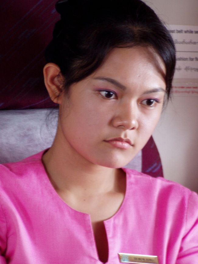 ．．．これでした。宮里藍をすっきりさせたような感じ。賛否は分かれるかと思います。私ですか？　好っきでーす。<br />　でも写真を撮った後、彼女は２度と前に座らなかった。怒ってたのかな。