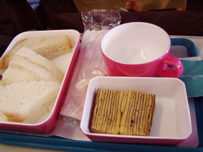 　ミャンマーの国内航空の機内食に何も期待してませんが、ま、こんな感じでした。