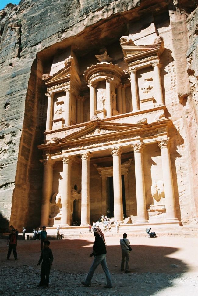 エルハズネに到着！！！！！！<br /><br />こんな美しい装飾の巨大な建物が、岩肌を彫って造られたものだなんて信じられません。