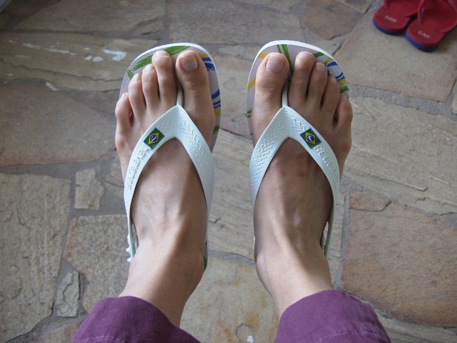 バイアの名産物、havaianas（ハバイアナス）のサンダルです。<br />みーーんなサンダルをはいています。<br />ハバイアナスのサンダルは日本でもときどき有名ブランドとのコラボ商品などを見かけますがサンダルのくせに５０００円くらいしたりする生意気なヤツです。<br />ブラジルでも他社のサンダルにくらべてやや高いように感じましたが、丈夫な上デザインが豊富で人気があります。<br />一番シンプルなタイプで１０００円くらいからあります。<br />スーパーマーケットなどではもっと安いかも。<br />お土産におススメです。