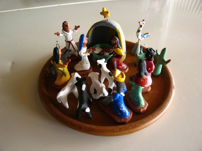 サルバドールのお土産物センター、Melcado（メルカド）で買った素焼きの人形。<br />クリスマスの降誕のシーンです。<br />顔の表情などとても素朴でかわいらしいものです。