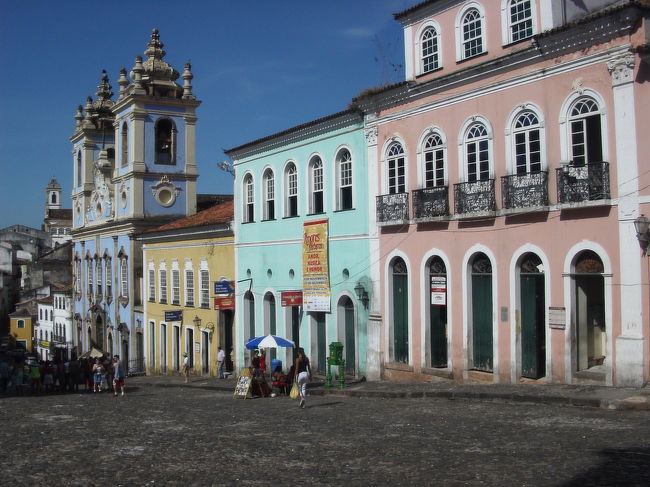 ペロリーニョ広場。<br /><br />ブラジルがポルトガルの植民地だった時代、アフリカから連れてこられた奴隷達がこの広場で売買されたり、みせしめにムチ打たれたりした場所。パステルカラーの建物や石畳はその頃の姿を保存しています。<br />そんな凄惨な場所であった事をいまは全く感じさせませんが、急な石畳の坂をのぼると、不思議な気持ちがしました。