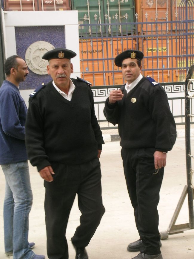 波止場を守る<br />入国管理人