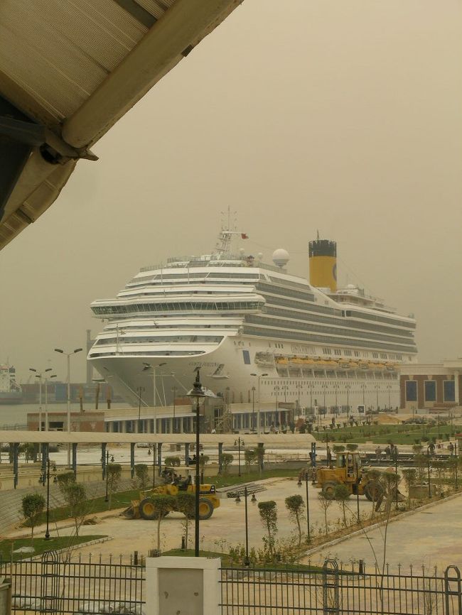 黄塵の中の<br />コスタ号