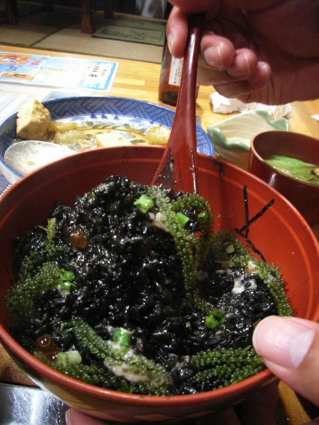 「台風丼」<br />いただきまーす。イカスミのほんのりとした甘みと海ブドウの塩味が良く合っていておいしい。<br />食べたあと舌が真っ黒になる。