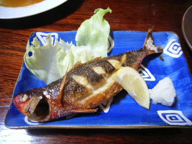 これは、そのグルクンを塩焼きにしたもの。<br />身体が赤い色をしているのがわかる。