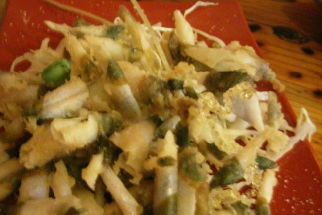 「イラブチャーのウロコ唐揚げ」<br />イラブチャー（ブダイ）も沖縄の魚料理の定番。これはウロコを唐揚げにしたもの。一枚一枚のウロコがくるんと反り返っている。<br />