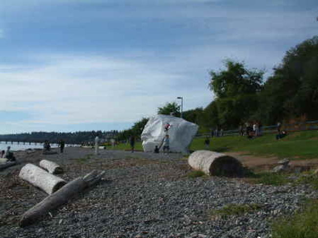 WHITE　ROCK<br />よく若者が登っています