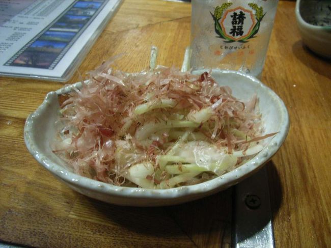 「島らっきょう」<br />シャクシャクとした食感。アサツキに似ているがツンとする辛さはなく食べやすい。カツオ節の山に埋もれていた。