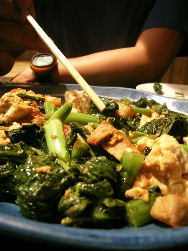 「チキナーちゃんぷるー」　<br />チキナーとは島菜（からし菜）のこと。<br />チャンプルーは野菜と豆腐などの油炒め。<br /><br />本土の豆腐は煮た大豆を絞った豆乳から作るが、沖縄の「島豆腐」は、生のまますりつぶして絞った生豆乳から作るのだそうだ。水にさらす必要もなく、中身がぎっしり詰まっていて硬い。炒めものにすると絶妙なおいしさ。