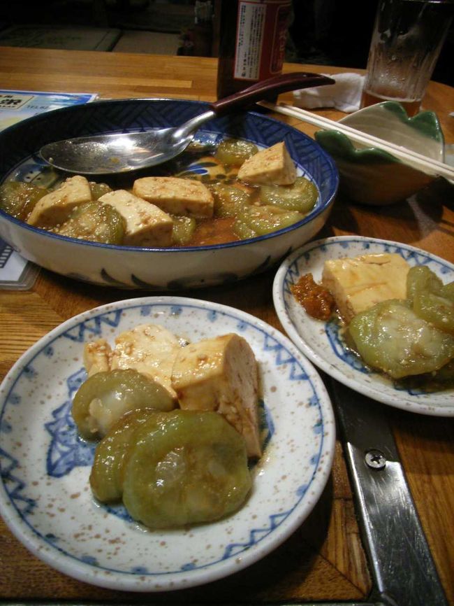 「ナーベラーんぶしー」<br />ナーベラーはヘチマのこと。冬瓜をやわらかく煮たような食感。みそ味に良く合う。<br />ンブシーは味噌味の炒め煮。味噌はあまり塩辛くなく甘みがある。