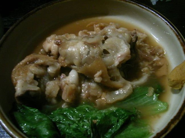 「てびち」の皮を食べたところ。<br />身は骨が多く食べにくいのが難点。<br />でもおいしいので頑張って食べます。<br />