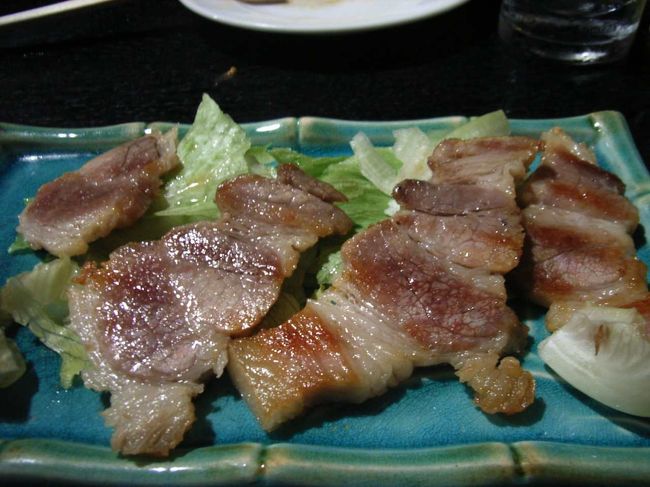 「スーチカー炙り焼き」<br />スーチカーは沖縄の伝統料理、豚肉を塩に漬け込んだ保存食。茹でてもおいしいが、表面をカリッと焼いて食べると美味。