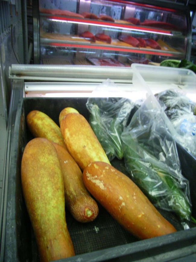 茶色の瓜がモーウィ（赤瓜・毛瓜）。<br />緑色がナーベラー（ヘチマ）。