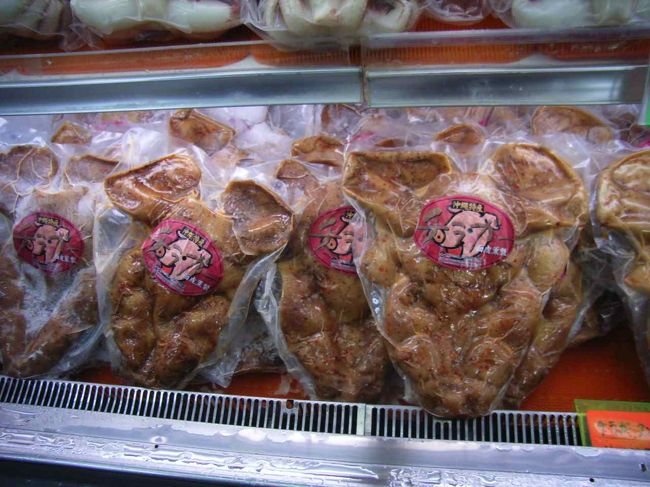 「チラガー」<br />豚の顔の皮。<br />石垣空港売店にて、<br />真空パックで売っていた。