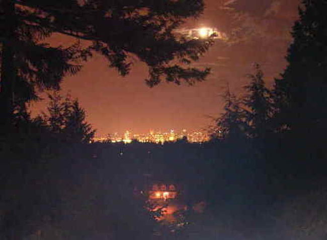 ノースバンクーバーにホームステイしている友達の家の庭からみたバンクーバーの夜景