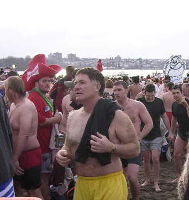 ポーラーベアスイミング（寒中水泳）元旦に毎年行われます。寒いと思います・・・