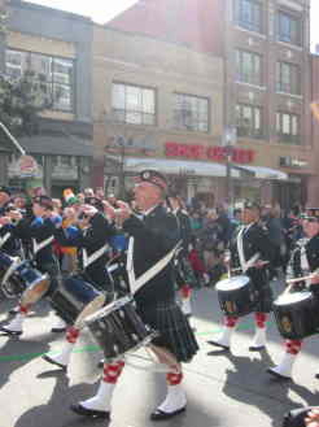 バグパイプで行進